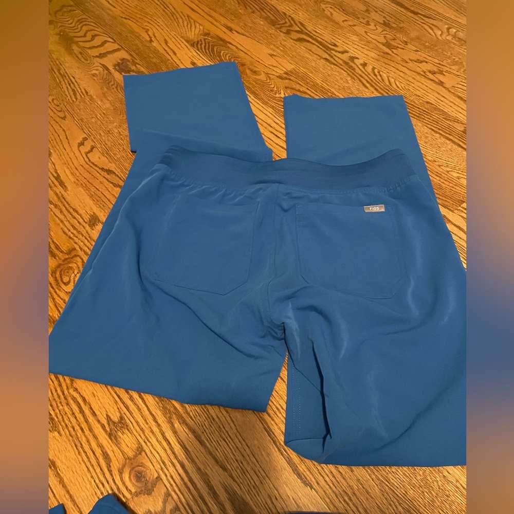 Figs scrub set Small Tall pants/Small Top - Picture 7 of 7